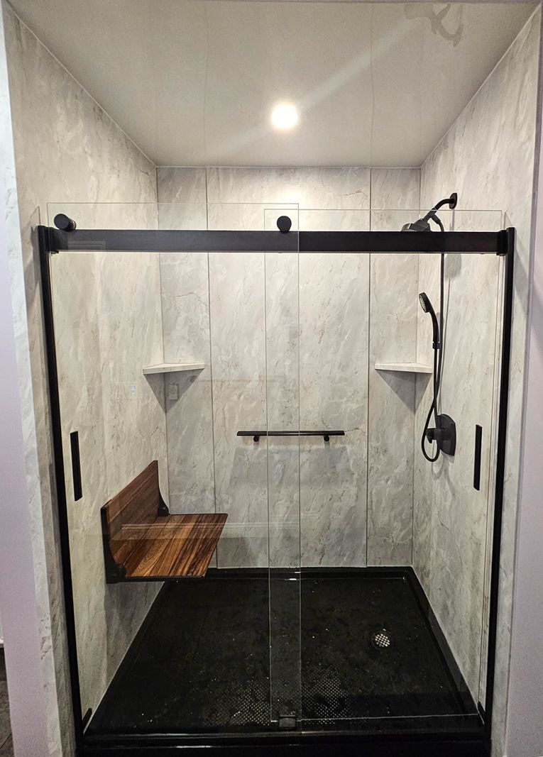 Black Base shower style with marble-look walls, black base and teak seat